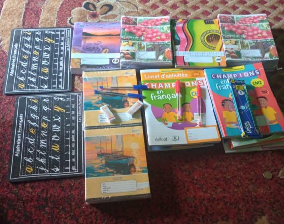 fournitures scolaire offert aux enfants des familles démunies